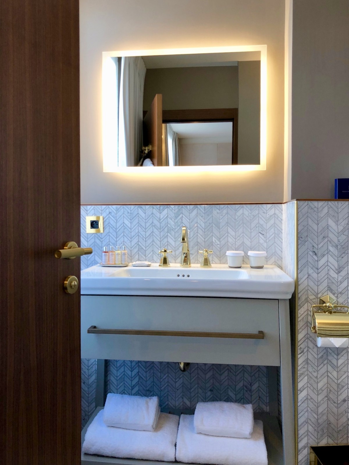 D5052774-8394-4883-81C8-3DF3032B6587